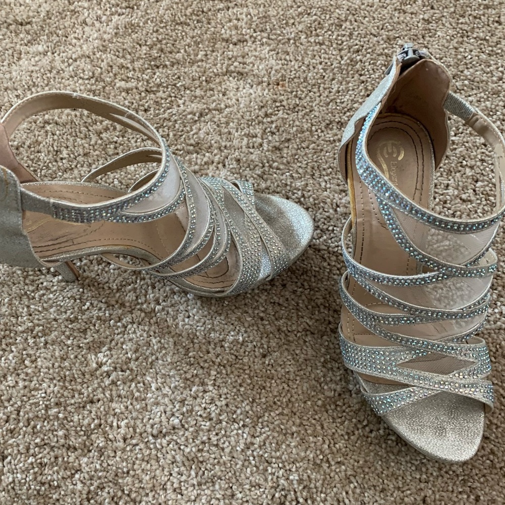 Silver heels - Picture 2 of 2